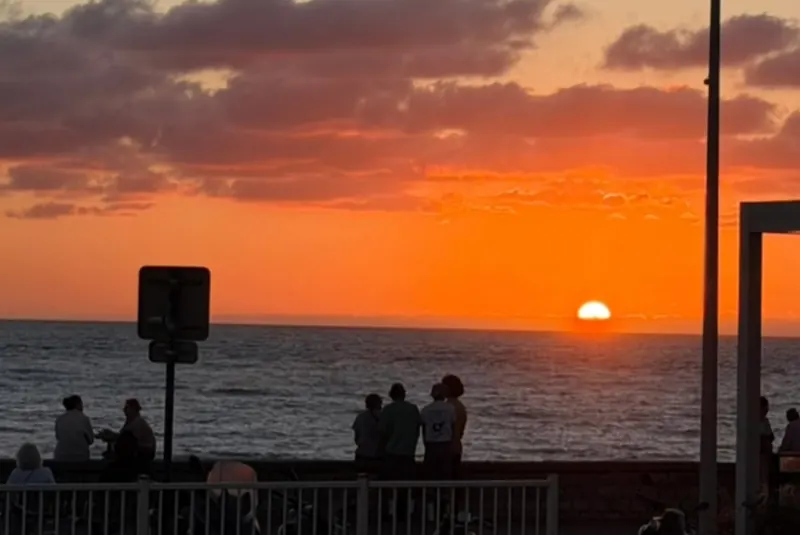 Coucher de soleil sur l'océan depuis le front de mer de Capbreton